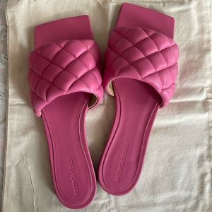New, never worn Bottega Veneta pink padded flat sandal. Size 41.